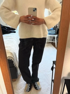 Svarta raka randiga  kostymbyxor - Säljer ett par svarta kostymbyxor med rak passform och normal midja. Byxorna har klassisk look och är perfekta till en stilren outfit. Se sista bild för mönstret!!! äldre modell från mango, stl är 40 men passar nästan mig som har 36!!