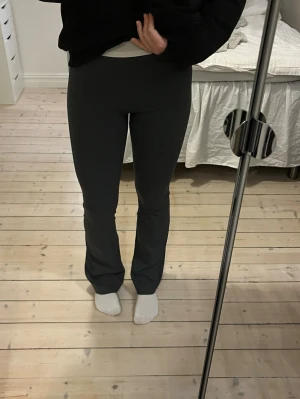 Mörkgrå leggings från aim’n - Säljer ett par mörkgrå leggings med bootcut passform. De är höga i midjan och har en slät, enkel design utan synliga fickor eller detaljer. Materialet är lite stretchigt och bekvämt, perfekt för dig som gillar en stilren look. Dom är bara använde två gånger💕