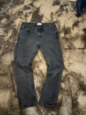 Svarta raka jeans från 157 - Säljer ett par svarta jeans från 157 med rak passform och klassisk femficksdesign. Jeansen har normal midja och är tillverkade i ett slitstarkt denimtyg. Perfekta för dig som gillar en enkel och stilren look.