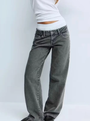 Ultra low wide jeans  - Lågmidjade jeans från Gina Tricot i en grå-svart färg perfekta som basplagg. Är oanvända så är i bra skick. Ordinarie pris är 399kr💗