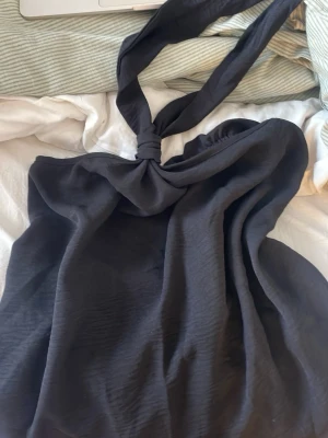 Svart halterneck topp med knut - Superfin sommartopp i linne material, helt oanvänd🥰🥰