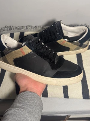 Burberry Sneakers - Storlek: 44 | skick: 8/10 | box och dustbag följer med | pris: 1699