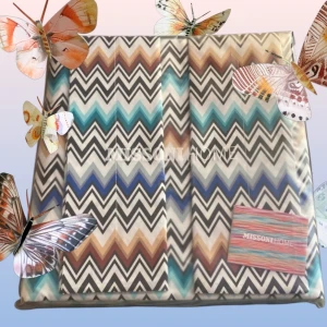 Missoni Home zigzag-mönstrad textil - Säljer en snygg textil från Missoni Home med klassiskt zigzag-mönster i svart, vitt, blått, beige och brunt. Perfekt som inredningsdetalj för att ge rummet en färgklick och modern känsla. Materialet känns mjukt och kvalitativt.