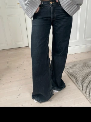 Svarta vida jeans med hög midja - Säljer ett par svarta jeans med riktigt breda ben och låg midja. Dom är i storlek 34 och är från Zara. Skit snygga till vardags men också till snygga fest outfits. Har klippt dom lite där nere då dom va lite för långa 