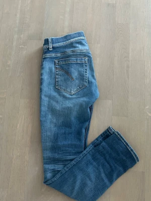 Dondup George  - Säljer nu mina knappt andvända dondup George jeans, dem är storlek 31 och sitter bra på en person som är ungefär 180cm, jag säljer för 599kr och nypris runt 2400kr