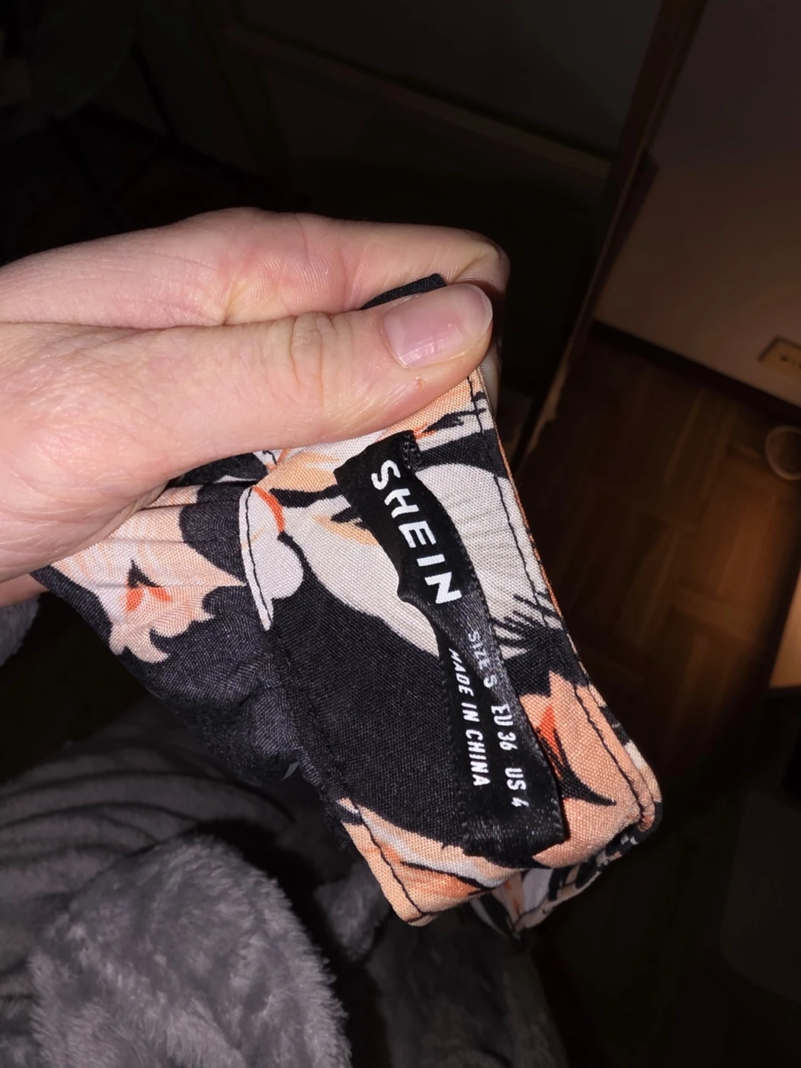 Blommig långklänning med hög krage - 4