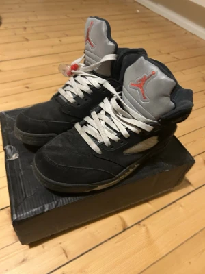 Nike Air Jordan 5 Black Metallic STRL 43 - Rätt nya Jordan 5 i strl 43, kvitto 🧾 finns, skicka gärna pris förslag, skriv 💬 vid frågor.