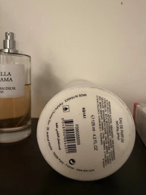 Vanilla Diorama Eau de Parfum Dior - Vanilla Diorama Eau de Parfum från Christian Dior är en exklusiv parfym i en elegant, genomskinlig glasflaska med silverfärgad spray och vit etikett. Doften kommer i en stilren, rund vit förpackning och rymmer 125 ml. Perfekt för dig som älskar lyxiga och sofistikerade dofter. Ni ser hur mycket som är kvar