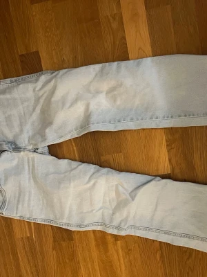 Ljusblå raka jeans från 157 - Säljer ett par ljusblå jeans från 157 med rak passform och klassisk femficksdesign. Några små hål.. 