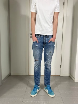 Dondup Jeans  - Säljer nu dessa Dondup Jeans med snygga slitningar i populär design, skriv för fler bilder/frågor🙌🏼