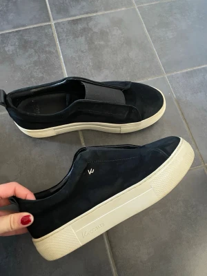 Mocka sneakers  - Använda fåtal gånger så i bra skick! Köpta för 1300kr 