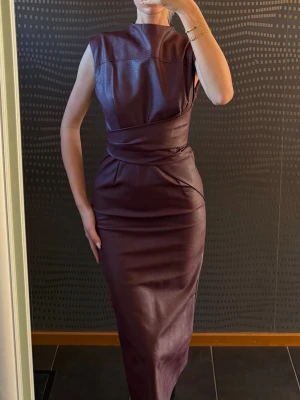 Festklänning från Asos - Festklänning i skinnimitation från Asos 💜 Endast använd 1 gång, storlek 32, vinröd/plommonfärgad