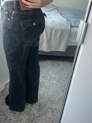 Svarta Levi's straight leg jeans - Snygga lågmidjade Levis jeans som bara är använda ett fåtal gånger 💞