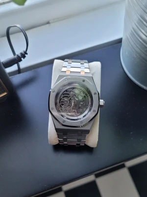 Seiko skelleton - Säljer nu min väldigt fina Seiko skelleton som är i fint skick och varsamt andvänd. Finns inte nån skada eller stor synlig effekt, kan finnas nån liten repa och man kollar noga tex under kan de finnas nåt men annars väldigt bra skick. Med kommer ingen box eller sådant tyvärr men den är absolut äkta. Skriv om du har nån fråga eller vill ha nån mer bild. Mvh Algot.