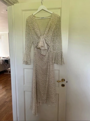 Klänning Adoore  - Blommigt mönster, använd enbart 2 gånger