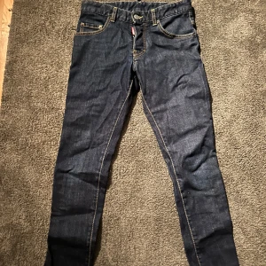 Dsquared2 jeans 12y - Säljer ett par mörkblåa äkta dsquares2 jeans som jag köpte för ett par år sedan och det slog mig tanken att det kanske var dags att sälja dom. Dom är köpta på farfech och storleken är 12y. Knappast använda men dom har legat i garderoben ett tag så dom är lite skrynkliga, en strykning så är dom i toppskick sen👌                                                                         Hör av er vid frågor!