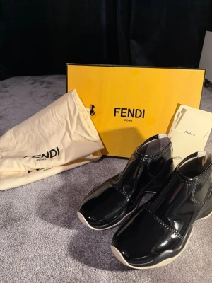 Fendi sneakers  - Svarta, lackiga sneakers från Fendi. 