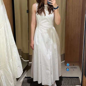 Vit långklänning/studentklänning - Elegant vit långklänning/studentklänning 🤍 Klänningen är använd en gång och är tillverkad av 82% bomull. Skriv till mig om du vill se fler bilder på klänningen!