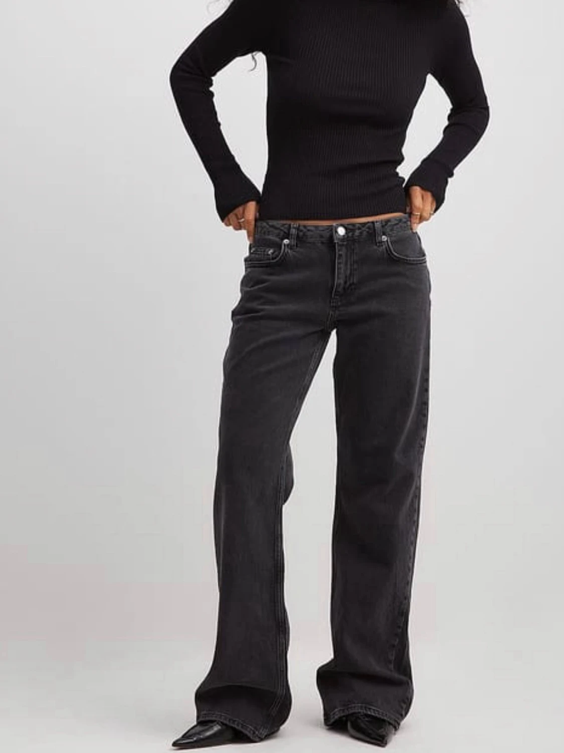 Svarta vida jeans med låg midja