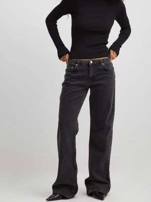 Svarta vida jeans med låg midja - Säljer ett par svarta jeans med låg midja och raka, vida ben. Jeansen har klassisk femficksmodell och är gjorda i denim med en lätt tvättad look. Perfekta för en avslappnad och trendig stil.