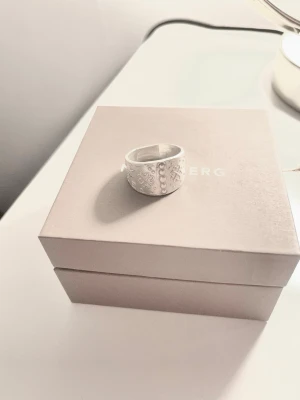 Bred silverring NORRBOTTENS RING - Säljer en bred ring i silver från Boströms ur och guld. En äkta Norrbottens ring. Nypris 895 kr, storlek xs