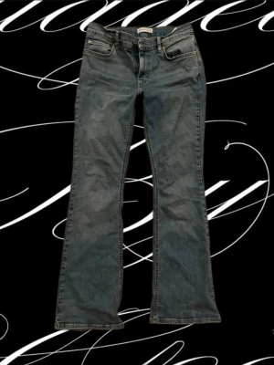 Blå bootcut jeans  - Säljer ett par klassiska blå bootcut jeans från Gina Tricot. Jeansen har en lätt tvättad look och raka ben som går ut lite nedtill. 