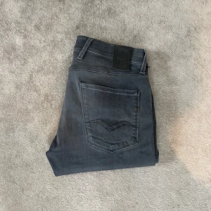 Replay jeans - Hej, säljer dessa grå/svarta replay jeans | Det är W31 L32 och skönt stretchigt material 🤗