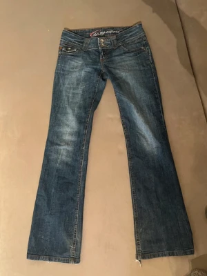 Snygga jeans - Jätte snygga jeeans som sitter low waidt. Midjemåttet: 39cm rakt över innerbenslängden:81cm 💕
