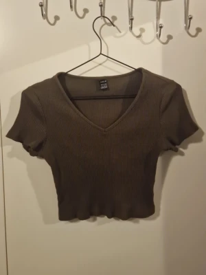 Brun crop topp  - Fint skick. Storlek M. 94% Bomull  - 6% Elastan 