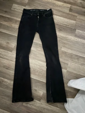 Svarta bootcut jeans  - Low waist bootcut jeans ifrån Bikbok🩷 jätte fina verkligen 