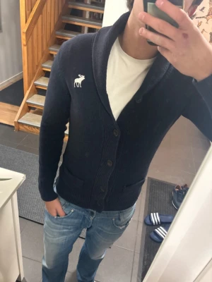 Abercrombie & Fitch Cardigan - Tja, säljer en cardigan från abercrombie and fitch. Storlek L passar M. Skick 8/10. Pris 499. Hör av dig vid frågor o funderingar!