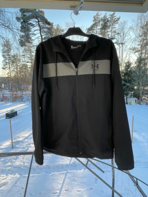 Under Armour windbreaker  - Skick 10/10 || sitter som en vanlig L || Pris kan alltid diskuteras