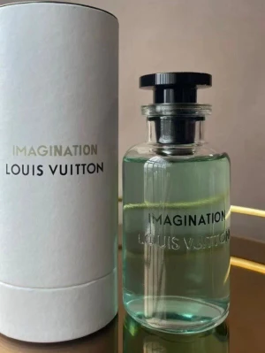 Louis Vuitton Imagination parfym - Lyxig parfym från Louis Vuitton med namnet Imagination. Flaskan är cylindrisk i genomskinligt glas med ljusblå vätska och svart spraykork med LV-logga. Kommer i elegant vit förpackning med guld- och svart text. Perfekt för dig som gillar exklusiva dofter.
