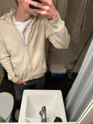 Indicode cardigan - Beige cardigan från Indicode jeans som är svår att få tag på. Mycket bra skick. Tröjan har storlek L men sitter mer åt medium hållet
