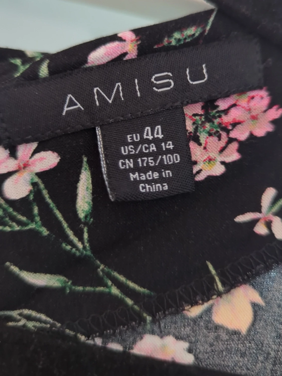 Blommig svart kortklänning med bälte - 2