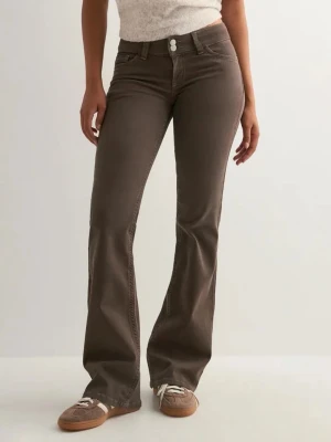 Bruna bootcut jeans från Nelly  - Jeans från Nelly i populär low waist-modell med bootcut-ben. Stretchigt och skönt material som sitter fint på kroppen. Klassisk femficksdesign med snygga sömdetaljer baktill.  Stängs med dragkedja och knappar framtill och har hällor i linningen.  Innerbenslängd: • Storlek 36 – 84 cm