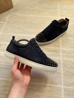 Louboutin Junior Spike - Navy/vit - Tjena! Saljer nu mina valdigt eftertraktade loubuotins. Skicket ar 10/10, anvanda runt en månad, och säljs dà jag behöver pengar. Inga skador eller fläckar eller så Storlek 40 men passar 41, Medföljer allt OG, som finns på bilderna. Fler bilder finns, kontakta i dm. Vid frågor kontakta gärna. Priset går att diskutera lite.