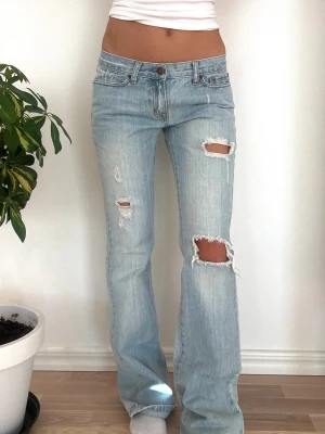 Abercrombie & fitch lågmidjade jeans  - Stirlek ”6” ~ XS. Rakt över midjemått: 37cm. Innebenslängd:  79cm. Skickas inom 24h. Se liknande plagg i min profil! 