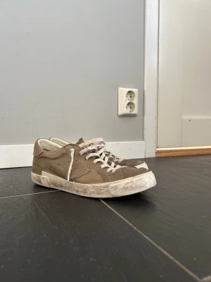 Philippe model skor - Säljer ett par Philippe models, dem är väldigt fräscha och i bra skick! Jag har påsen men jag kunde inte hitta boxen. Skorna är stor i storleken, dem är igentligen 41 men den passar 42, skulle också säga att den passar 42,5. Säljer billigt eftersom jag vill bli av me dem och dem passar inte mig så jag letar efter en snabb affär.