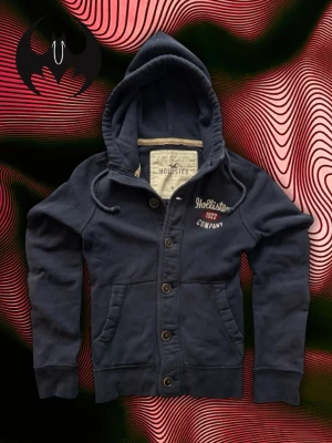 Mörk blå Hollister 1922 kofta  - Mörkbllå Hollister 1922 Kofta | mycket bra skick | Size M/L | Längd: 67cm Bröstvidd: 54cm Armlängd: 73cm | modell, 178cm 60kg | Lägg endast bud med avsikt att köpa, inga fördröjning!  | Pris är inte hugget i sten!