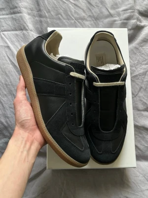 Maison margiela skor - Säljer ett par deadstock Maison margiela gats. Alltså, sprillans nya! Endast testade inomhus. En extremt eftertraktad färg i dunder skick. Nypris ca 7500kr. Allt ingår, låda, dustbags, kort osv. Storlek 43. Kom gärna med bud. Mvh Oscar 