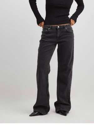 Svarta raka jeans med låg midja  - Säljer ett par svarta jeans med rak passform och låg midja. 