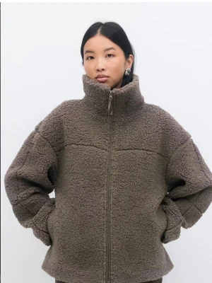 Teddy jacka  - Super snygg teddy jacka från Gina Tricot som passar perfekt nu till våren. Köpt i höstas men är knappt använd💗Ordinarie pris är 499kr. 