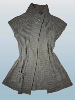 grå stickad kofta med hög krage  - jättesnygg kortärmad kofta med hög krage - står ej för postens slarv, & skicka gärna ett meddelande om du har fler frågor <3.