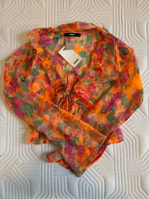 Blus från Bikbok - Färgglad blus från Bikbok. Helt ny med prislapp kvar. Ord. Pris 359kr. 