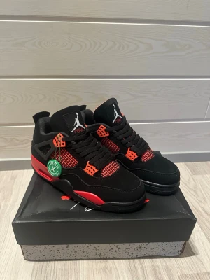 Jordan4 Red Thunder - Mukana: 	•	🔴 Punaiset nauhat ja mustat nauhat 	•	✅ StockX aitoustagi 	•	📦 Alkuperäinen laatikko  Tiedot: 	•	Koko: 42.5 EU 	•	Malli: Air Jordan 4 Red Thunder 	•	Väri: Musta / punainen 	•	Kunto: 9/10 (lähes uudet)            💥Etusijalla nopeat kaupat💥