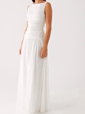 Vit klänning - Så fin vit långklänning från Peppermayo! Nypris är 930kr💗Pris kan diskuteras! Helt ny med lapp