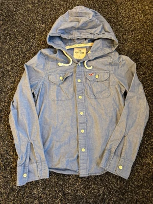 Hollister skjort/jacka ~ vintage  - Säljer nu en väldigt eftertraktad hollister jackan. Skick 9/10 | st S, tröjan produceras ej längre och är sällsynt att hitta. Obs kan gå ner i pris vid snabb affär! Skickas inom 24h📦