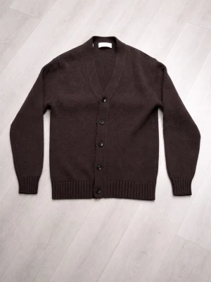 Kofta  - Klassisk mörkbrun kofta med v-ringning och fem knappar framtill. Koftan har ribbade muddar vid ärmslut och nederkant, samt en mjuk och skön stickad känsla. Perfekt för lager på lager och enkel att matcha med olika outfits.