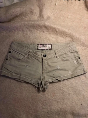 Low Rise beige cargo shorts  - Jätte gulliga y2k low Rise shorts som jag köpte i Spanien i en market, jag önskar dom passade mig skulle ha på dom hela tiden 😫